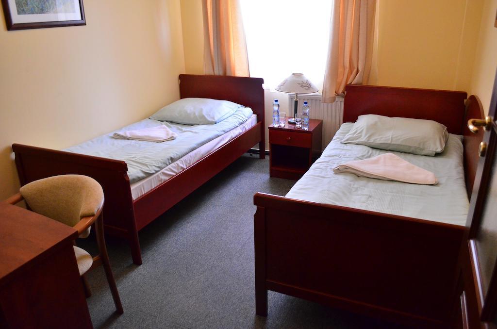 Hotel Mikorzyn Ślesin Habitación foto